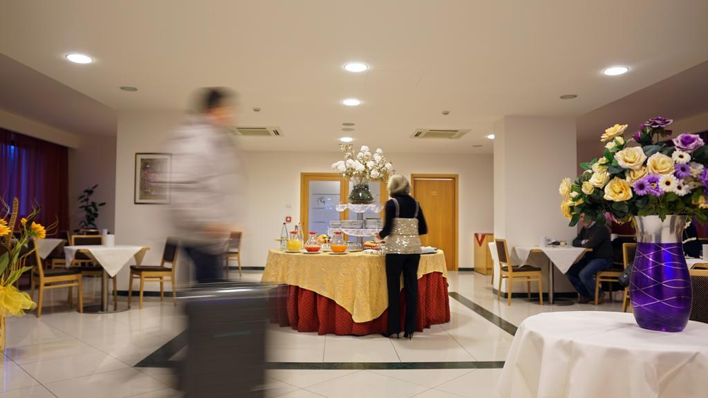 Garden Hotel อาเรซโซ ภายนอก รูปภาพ
