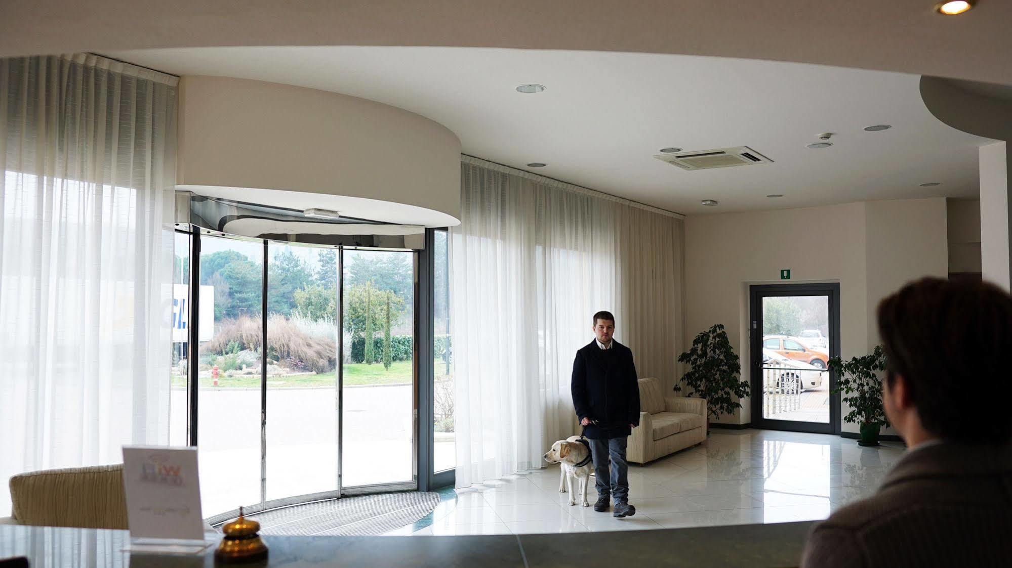 Garden Hotel อาเรซโซ ภายนอก รูปภาพ